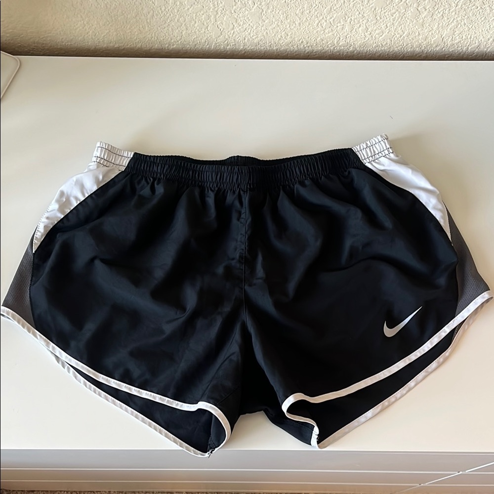 Nike Black and White Athletic Shorts with Curved Hem Sz M Running Gym
